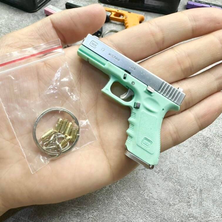 New 1:3 Glock 17 Metal Model Detachable Keychain - TOP BOOST TOYS
